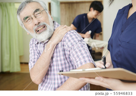 リハビリテーション　シニア　肩痛い 55946833