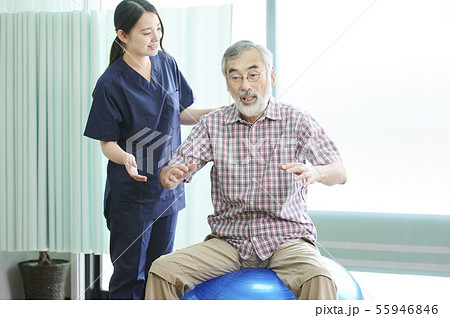 リハビリテーション　シニア　バランスボール 55946846