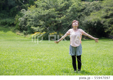 準備運動する女性 55947097