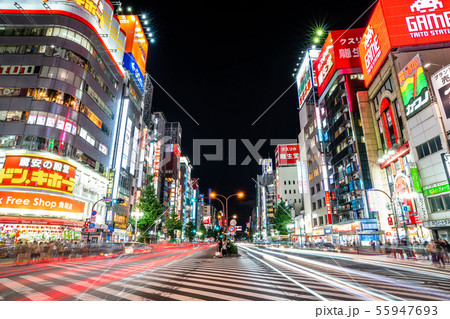 東京 新宿 歌舞伎町の夜景(歌舞伎町交差点) 東京 新宿 歌舞伎町の夜景(歌舞伎町交差点) 55947693