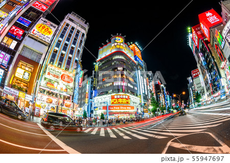 東京　新宿　歌舞伎町の夜景（歌舞伎町交差点） 55947697