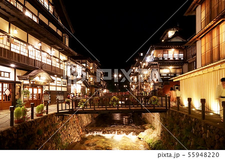 夏の夜の銀山温泉 55948220