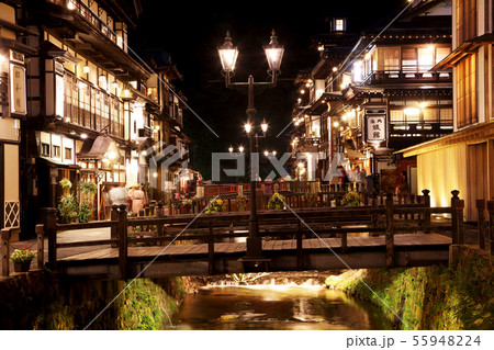 夏の夜の銀山温泉 55948224
