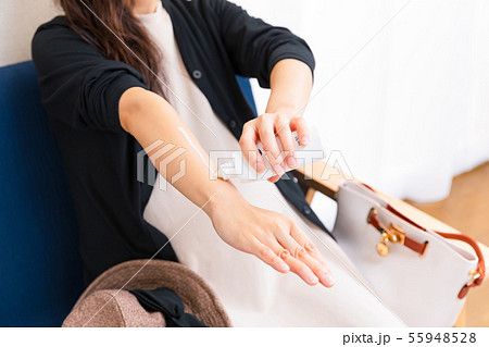 日焼け止めを塗る妊婦 日焼け止めを塗る妊婦 55948528