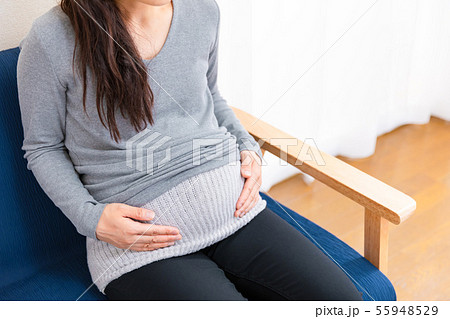 腹巻きを着用する妊婦2 腹巻きを着用する妊婦2 55948529