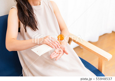 ボディークリームを塗る妊婦1 55948537