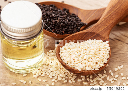 organic Black and white sesame seeds in wooden 55949892