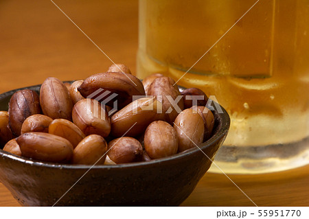 ゆでピーナッツ。写真奥にはハイボールの入ったジョッキ。 55951770