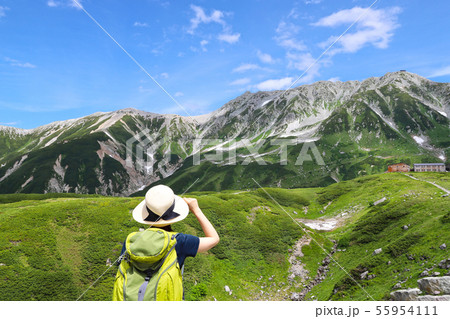 【富山県 日本の観光名所】室堂(立山室堂平)を歩く山ガール 【富山県 日本の観光名所】室堂(立山室堂平)を歩く山ガール 55954111