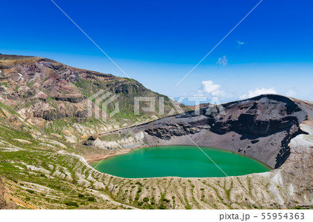 宮城蔵王の御釜エメラルドグリーンの火口湖五色沼と五色岳の写真素材