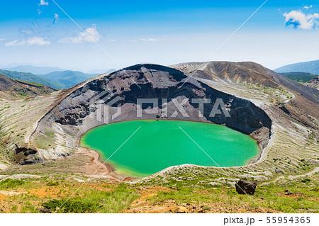 宮城蔵王の御釜エメラルドグリーンの火口湖五色沼と五色岳の写真素材