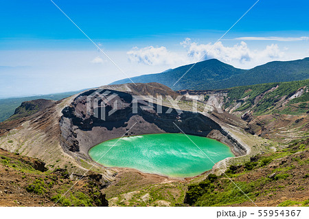 宮城蔵王の御釜エメラルドグリーンの火口湖五色沼と五色岳 55954367