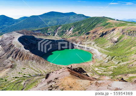 宮城蔵王の御釜エメラルドグリーンの火口湖五色沼と五色岳 宮城蔵王の御釜エメラルドグリーンの火口湖五色沼と五色岳 55954369