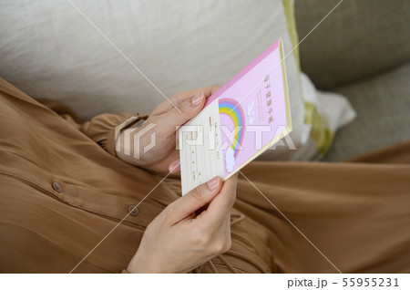 マタニティイメージ 母子手帳 手元 マタニティイメージ 母子手帳 手元 55955231