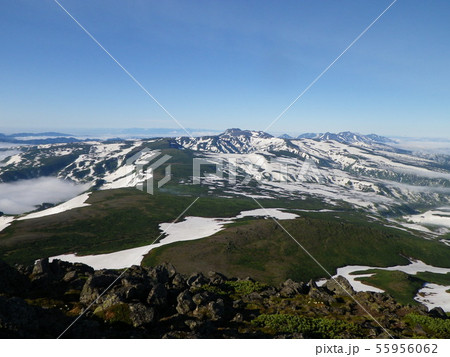 残雪の北海道大雪山_白雲岳より高根ヶ原、トムラウシ山方面を望む 55956062