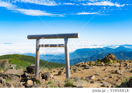蔵王山神社鳥居と雲海の山岳風景 55956818
