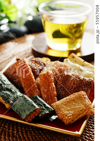 あられと冷たい緑茶 あられと冷たい緑茶 55957008