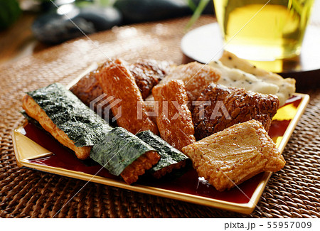 あられと冷たい緑茶 55957009