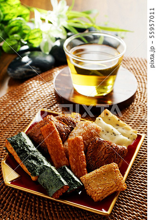 あられと冷たい緑茶 あられと冷たい緑茶 55957011