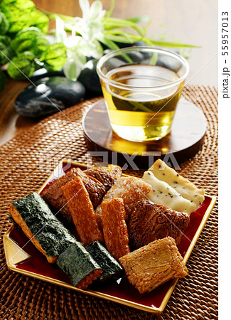 あられと冷たい緑茶 あられと冷たい緑茶 55957013