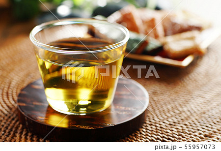 冷たい緑茶とあられ 55957073