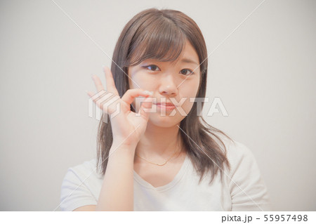OKサインをする女性 55957498