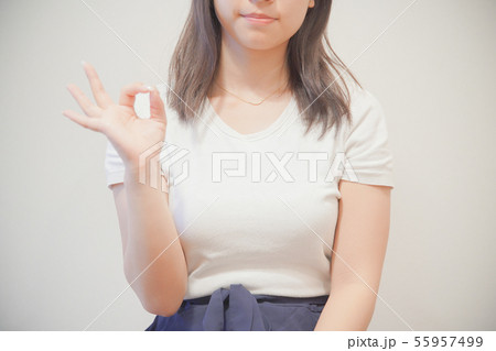 OKサインをする女性 55957499