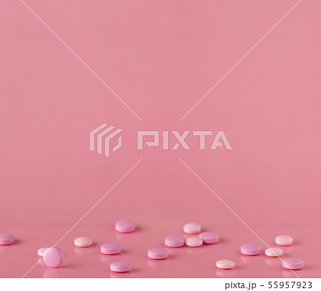 Scattering of red and white drug capsules Scattering of red and white drug capsules 55957923