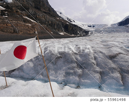 コロンビアアイスフィールドと日の丸 コロンビアアイスフィールドと日の丸 55961498