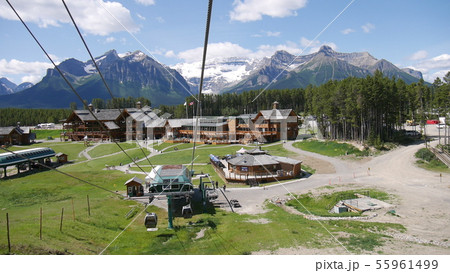 夏のレイクルイーズゴンドラとロッジとロッキー山脈 夏のレイクルイーズゴンドラとロッジとロッキー山脈 55961499