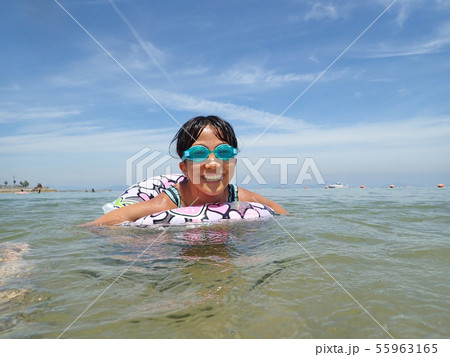 海水浴を楽しむ女の子 海水浴を楽しむ女の子 55963165