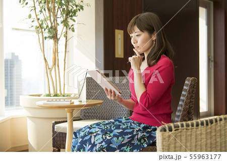 タブレットを持つ女性 カフェ ラウンジ タブレットを持つ女性 カフェ ラウンジ 55963177