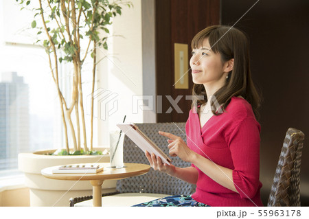 タブレットを持つ女性 カフェ ラウンジ タブレットを持つ女性 カフェ ラウンジ 55963178