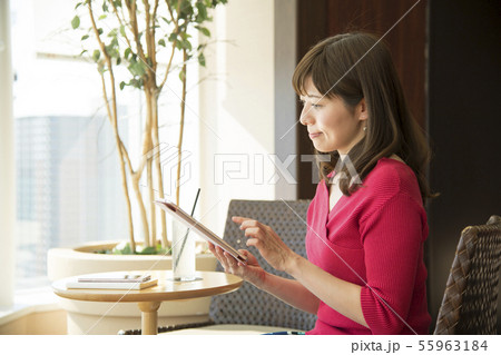 タブレットを持つ女性 カフェ ラウンジ タブレットを持つ女性 カフェ ラウンジ 55963184