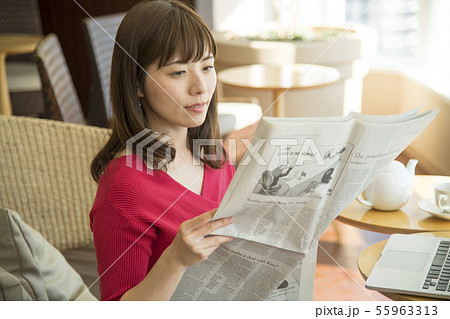 新聞を読む女性　カフェ　ラウンジ 55963313