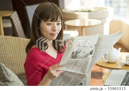 新聞を読む女性　カフェ　ラウンジ 55963315