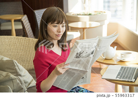 新聞を読む女性　カフェ　ラウンジ 55963317
