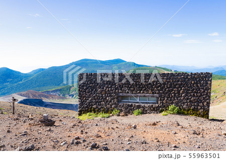 蔵王熊野岳避難小屋と五色岳 蔵王熊野岳避難小屋と五色岳 55963501