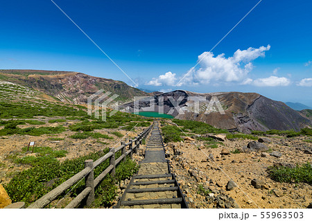 宮城蔵王の御釜エメラルドグリーンの火口湖五色沼に続く階段と五色岳 55963503