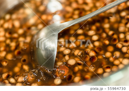 making the pearl milk tea at home 55964730