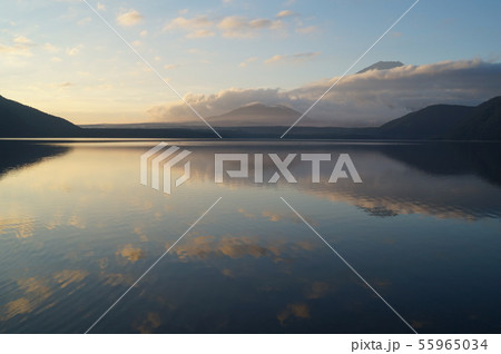 本栖湖湖畔からの朝日を受ける富士山＠浩庵キャンプ場 55965034