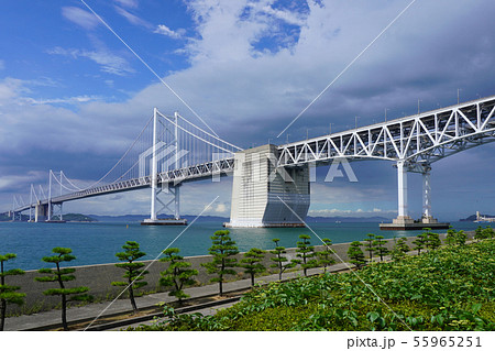 瀬戸大橋は四国の香川県坂出市と本州の岡山県倉敷市を結ぶ10の橋の総称です 瀬戸大橋は四国の香川県坂出市と本州の岡山県倉敷市を結ぶ10の橋の総称です 55965251