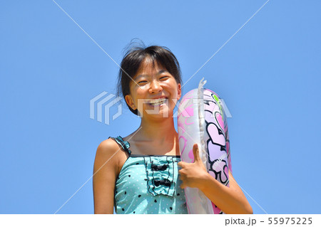 海水浴を楽しむ女の子(青空) 海水浴を楽しむ女の子(青空) 55975225