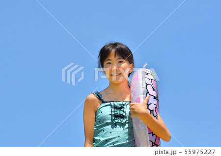 海水浴を楽しむ女の子(青空) 海水浴を楽しむ女の子(青空) 55975227