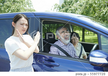 高齢者ドライバー　危険運転　 55977720