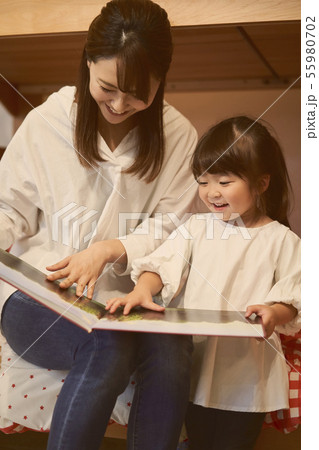 絵本を読んでもらう女の子 絵本を読んでもらう女の子 55980702