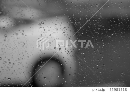 窓についた水滴(モノクロ) 窓についた水滴(モノクロ) 55981518