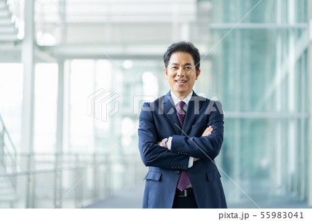 男性会社員　ミドルのビジネスマン　 55983041