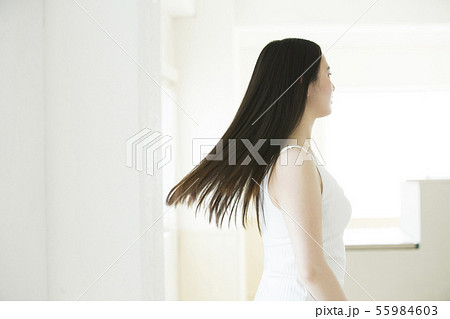 ヘアケア　ビューティー　ビューティーイメージ　　女性　若い女性　 55984603