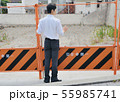 空き地前のフェンスに1人たたずむ男性 55985741